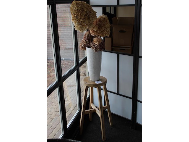 Droogbloemen in vaas op houten statief. totale hoogte 160 cm. - afbeelding 2 van  2