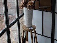 Droogbloemen in vaas op houten statief. totale hoogte 160 cm. - afbeelding 2 van  2