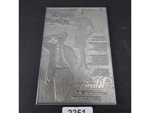 Drukplaat voor hoogdruk (letterpress) met afbeeldingen van een man en een vrouw, en tekst in spiegelbeeld. - afbeelding 1 van  5