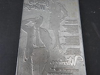 Drukplaat voor hoogdruk (letterpress) met afbeeldingen van een man en een vrouw, en tekst in spiegelbeeld. - afbeelding 1 van  5