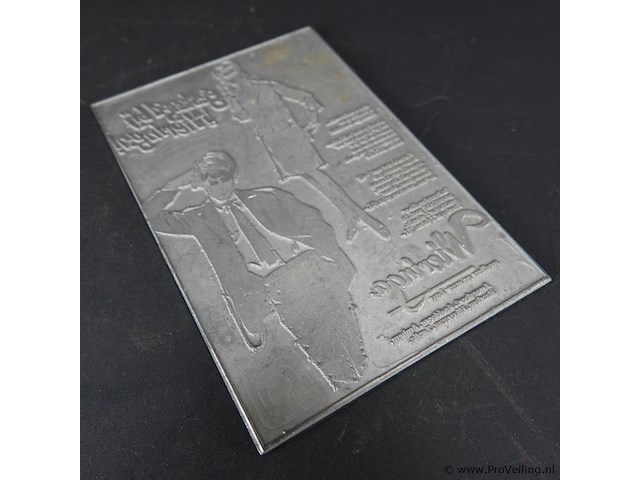 Drukplaat voor hoogdruk (letterpress) met afbeeldingen van een man en een vrouw, en tekst in spiegelbeeld. - afbeelding 2 van  5