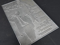 Drukplaat voor hoogdruk (letterpress) met afbeeldingen van een man en een vrouw, en tekst in spiegelbeeld. - afbeelding 2 van  5