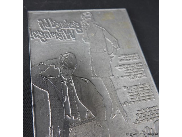 Drukplaat voor hoogdruk (letterpress) met afbeeldingen van een man en een vrouw, en tekst in spiegelbeeld. - afbeelding 3 van  5