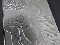 Drukplaat voor hoogdruk (letterpress) met afbeeldingen van een man en een vrouw, en tekst in spiegelbeeld. - afbeelding 3 van  5