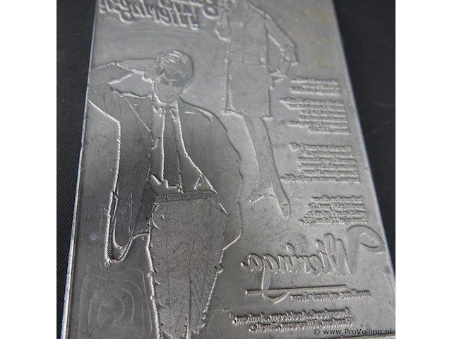 Drukplaat voor hoogdruk (letterpress) met afbeeldingen van een man en een vrouw, en tekst in spiegelbeeld. - afbeelding 4 van  5