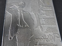 Drukplaat voor hoogdruk (letterpress) met afbeeldingen van een man en een vrouw, en tekst in spiegelbeeld. - afbeelding 4 van  5