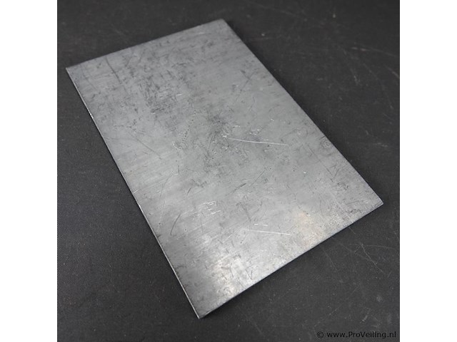 Drukplaat voor hoogdruk (letterpress) met afbeeldingen van een man en een vrouw, en tekst in spiegelbeeld. - afbeelding 5 van  5