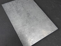 Drukplaat voor hoogdruk (letterpress) met afbeeldingen van een man en een vrouw, en tekst in spiegelbeeld. - afbeelding 5 van  5