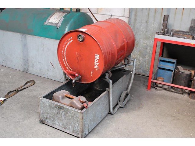 Drum met diesel op verrijdbare lekbak. ca. 200 liter. - afbeelding 1 van  2