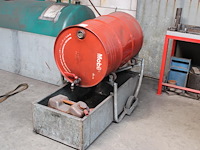 Drum met diesel op verrijdbare lekbak. ca. 200 liter. - afbeelding 1 van  2