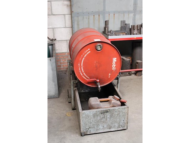 Drum met diesel op verrijdbare lekbak. ca. 200 liter. - afbeelding 2 van  2