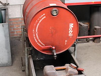 Drum met diesel op verrijdbare lekbak. ca. 200 liter. - afbeelding 2 van  2