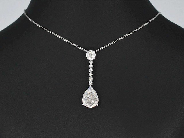 Druppelvormige hanger met briljant en princess geslepen diamanten - afbeelding 2 van  7