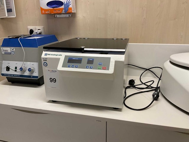 Ds biologicals centrifuge machine - afbeelding 1 van  4