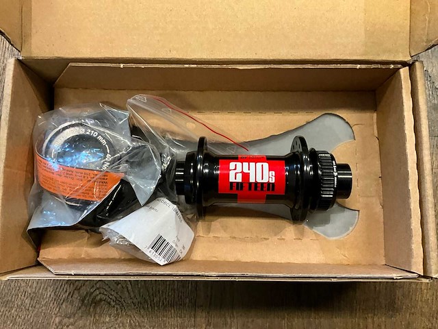 Dt swiss 240s mtb center lock voornaaf - afbeelding 1 van  3