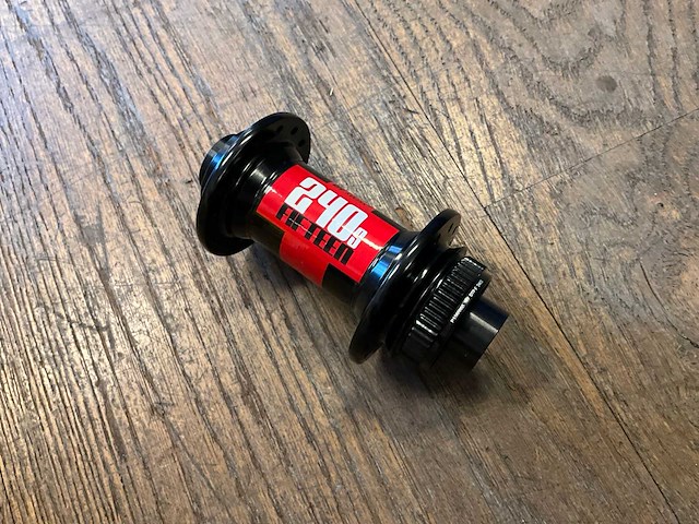 Dt swiss 240s mtb center lock voornaaf - afbeelding 2 van  3