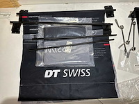 Dt swiss display voor 6 velgen + vlaggen - afbeelding 3 van  3