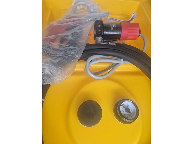 Dtk480 diesel opslagtank met pomp en vulpistool, past op een europallet, eenvoudig te verplaatsen, afm 1200x800x785 mm, alleen een 12 volt accu of voeding aansluiten en pompen maar. - afbeelding 2 van  11