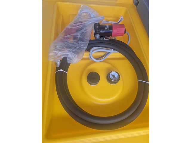 Dtk480 diesel opslagtank met pomp en vulpistool, past op een europallet, eenvoudig te verplaatsen, afm 1200x800x785 mm, alleen een 12 volt accu of voeding aansluiten en pompen maar. - afbeelding 3 van  11