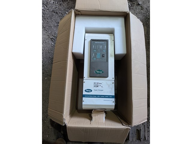 Dual input battery charger whisperpower, dc powercube 24vdc/150adc - afbeelding 1 van  8