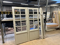 Dubbel deurkozijn, grijs gespoten hillhout - afbeelding 1 van  5