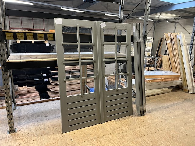 Dubbel deurkozijn, grijs gespoten hillhout - afbeelding 1 van  5