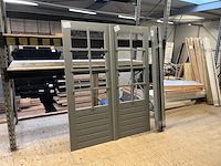 Dubbel deurkozijn, grijs gespoten hillhout - afbeelding 1 van  5