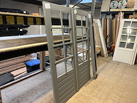 Dubbel deurkozijn, grijs gespoten hillhout - afbeelding 2 van  5