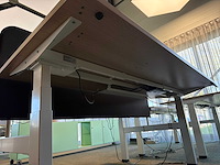 Dubbel in hoogte verstelbaar bureau met scheidingswand - afbeelding 1 van  1