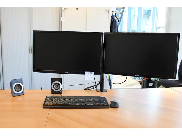 Dubbele 24 inch monitor acer op beugel met toetsenbord en muis en speakers - afbeelding 1 van  3