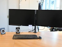 Dubbele 24 inch monitor acer op beugel met toetsenbord en muis en speakers