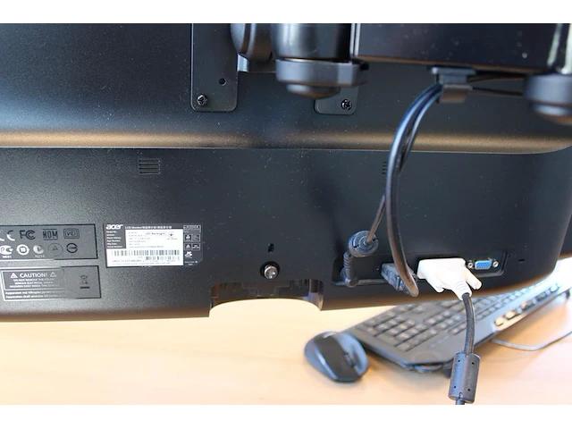 Dubbele 24 inch monitor acer op beugel met toetsenbord en muis en speakers - afbeelding 2 van  3