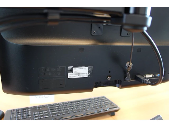 Dubbele 24 inch monitor acer op beugel met toetsenbord en muis en speakers - afbeelding 3 van  3