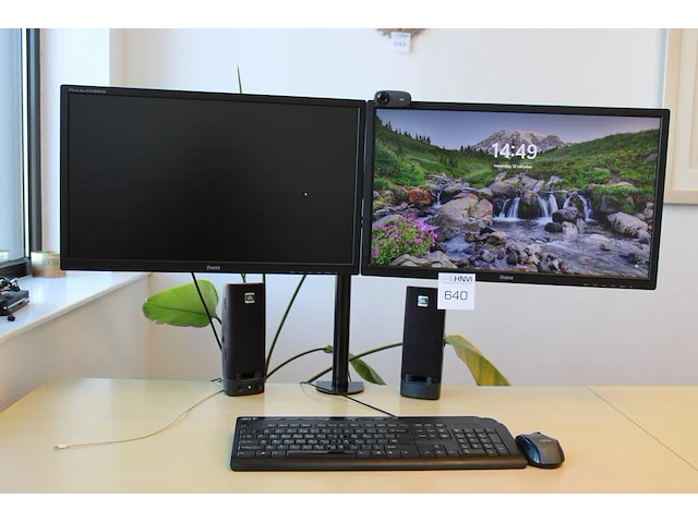 Dubbele 24 inch monitor iiyama op beugel met toetsenbord en muis en jbl speakers - afbeelding 1 van  3