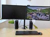 Dubbele 24 inch monitor iiyama op beugel met toetsenbord en muis en jbl speakers