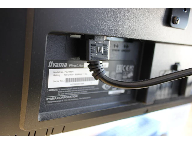 Dubbele 24 inch monitor iiyama op beugel met toetsenbord en muis en jbl speakers - afbeelding 2 van  3