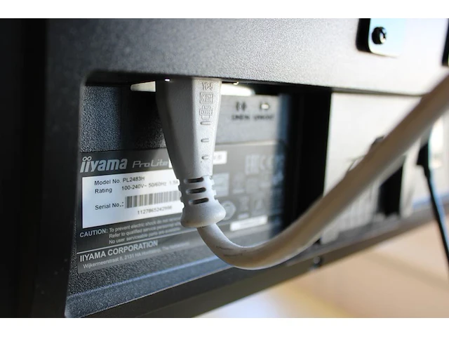 Dubbele 24 inch monitor iiyama op beugel met toetsenbord en muis en jbl speakers - afbeelding 3 van  3