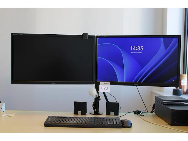 Dubbele 24 inch monitor iiyama op beugel met toetsenbord en muis en speakers - afbeelding 1 van  3