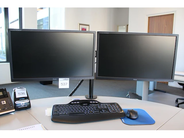 Dubbele 24 inch monitor iiyama op beugel met toetsenbord en muis. - afbeelding 1 van  3