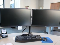 Dubbele 24 inch monitor iiyama op beugel met toetsenbord en muis.