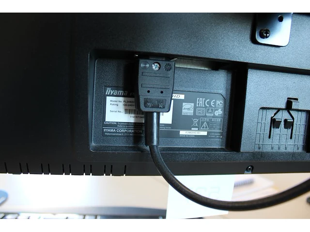 Dubbele 24 inch monitor iiyama op beugel met toetsenbord en muis. - afbeelding 2 van  3