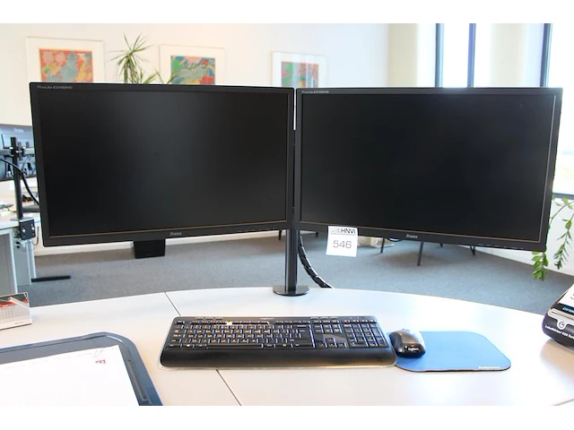 Dubbele 24 inch monitor iiyama op beugel met toetsenbord en muis. - afbeelding 1 van  3