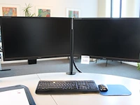 Dubbele 24 inch monitor iiyama op beugel met toetsenbord en muis.