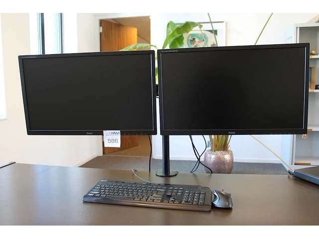 Dubbele 24 inch monitor iiyama op beugel met toetsenbord en muis. - afbeelding 1 van  3