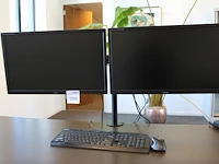 Dubbele 24 inch monitor iiyama op beugel met toetsenbord en muis.