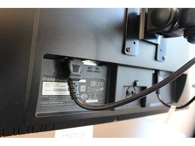 Dubbele 24 inch monitor iiyama op beugel met toetsenbord en muis. - afbeelding 3 van  3