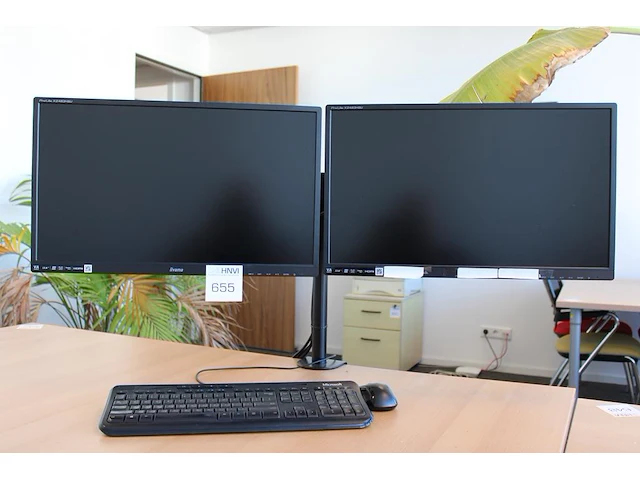 Dubbele 24 inch monitor iiyama op beugel met toetsenbord en muis - afbeelding 1 van  3