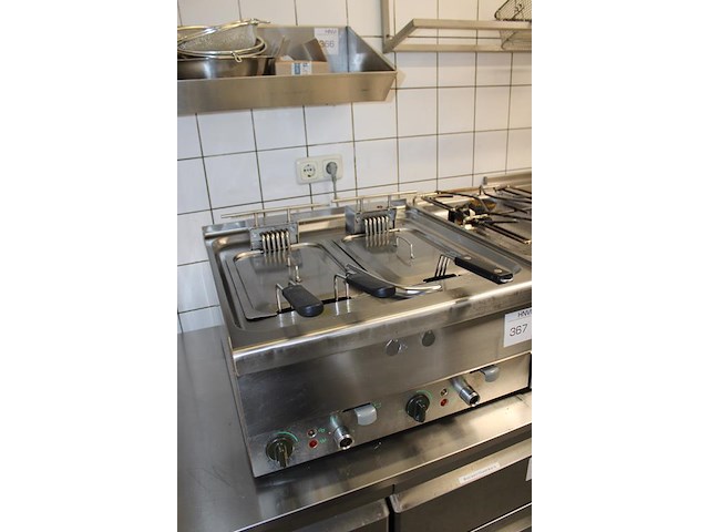 Dubbele elektrische friteuse nn afm. 60 x 60 x 30 cm. - afbeelding 2 van  2