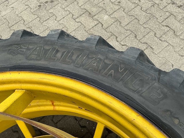 Dubbelluchtwielen john deere 4240s – alliance 300/95 r52 / vredestein 12.4-36 – südrad - afbeelding 2 van  15