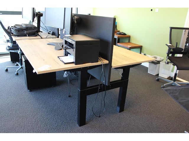 Dubbelzijdig elektrisch zit-sta bureau omt met akoestische scheidingswand, stekkerdoos en 2 verrijdbare lad... onderdeel van combinatiekavel combinatie van 4 dubbelzijdige elektrisch zit-sta bureau omt met akoestische scheidingswand, stekkerdoos en 2 verrijdbare ladekasten. - afbeelding 1 van  4